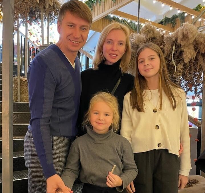     Алексей Ягудин и Татьяна Тотьмянина с дочерями Фото: соцсети