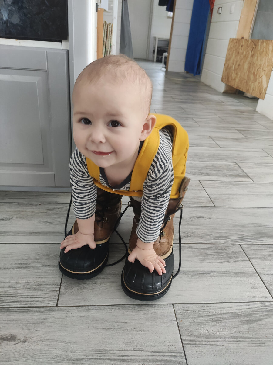 Надевает на себя обувь, шапки и другую доступную одежду. Не всегда верно, но очень гордится этим навыком. Снимает с себя все, что хочет, иногда путается в кофточках.