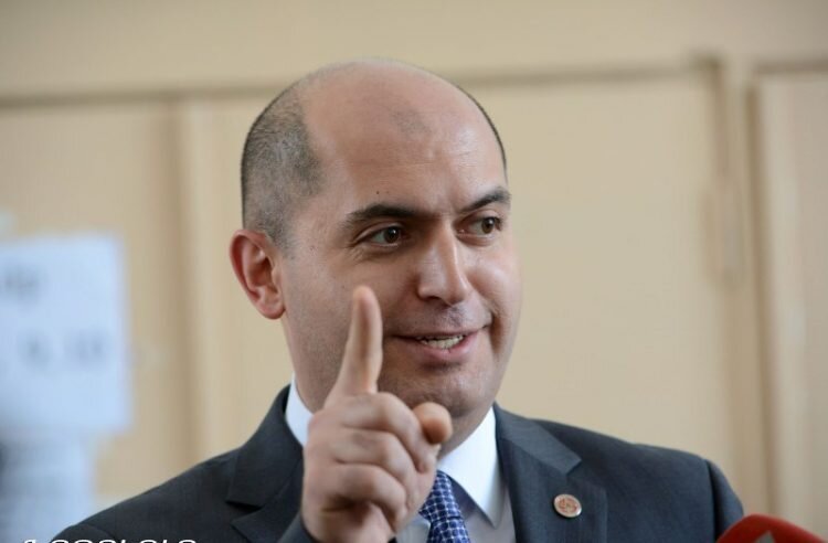    RA Minister of Education and Science Armen Ashotyan visits Yerevan State University where the integrated subject exam in “Russian Language” launches Editor in Russian