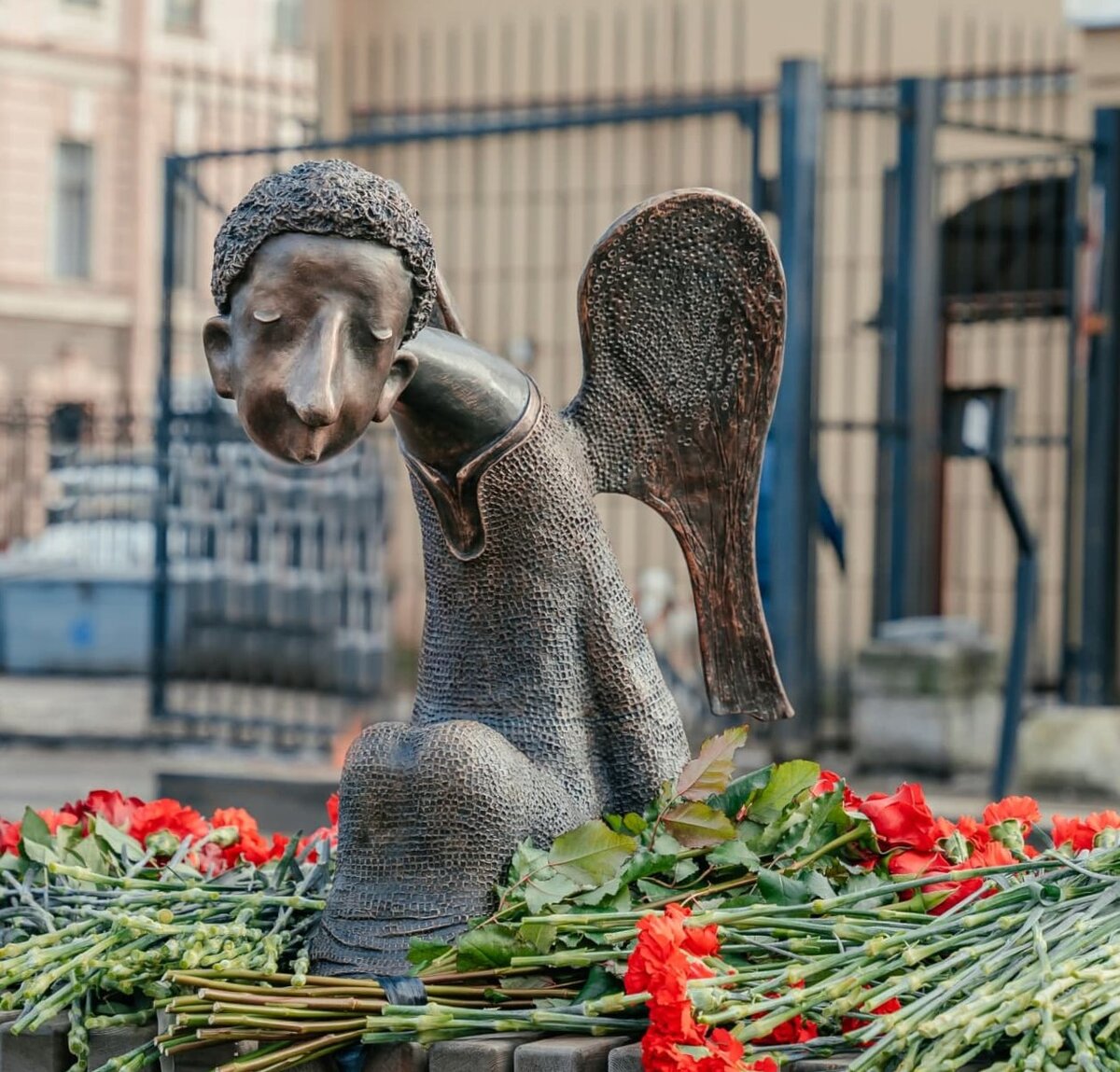 Измайловский сад ангел на скамейке