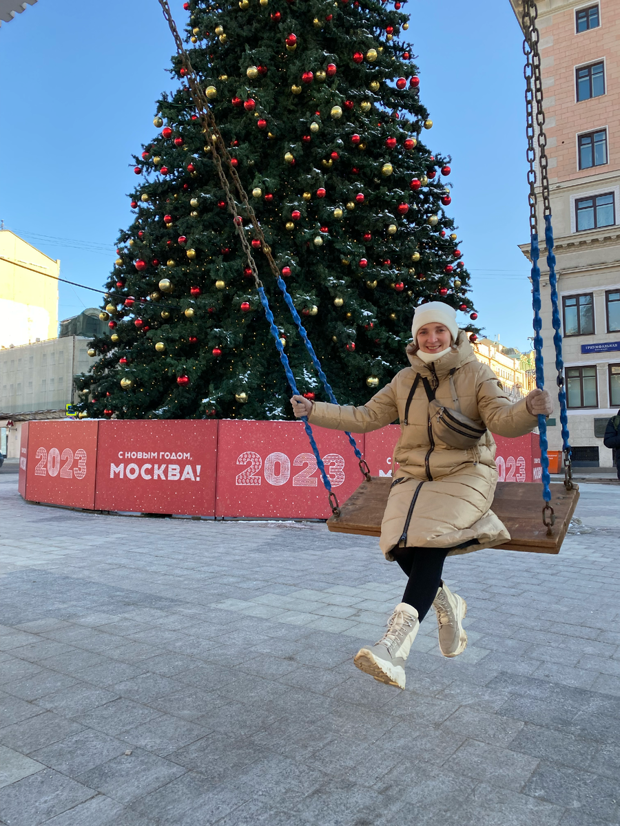 Это мы с мужем ходили на свидание в новогодние праздники, когда было невероятно холодно. На фото приобретение этого года — пуховик и обувь. 