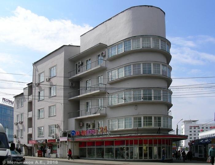 дом Железнодорожников. пл. Революции. Напротив Московского вокзала