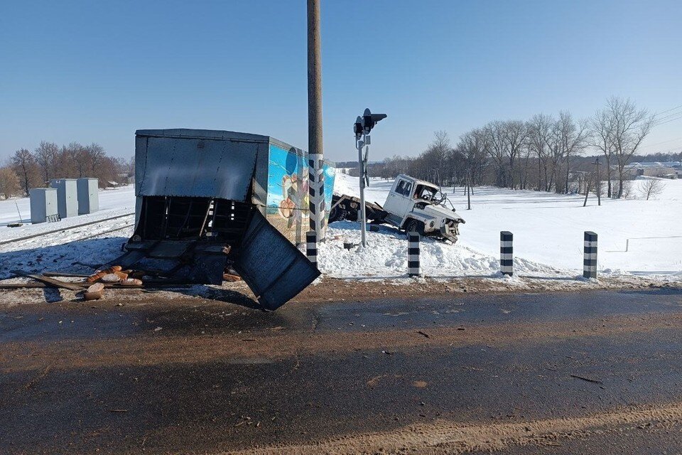     Под Кричевом поезд врезался в грузовик, который заглох на железнодорожном переезде. Фото: телеграм-канал УВД Могилевского облисполкома