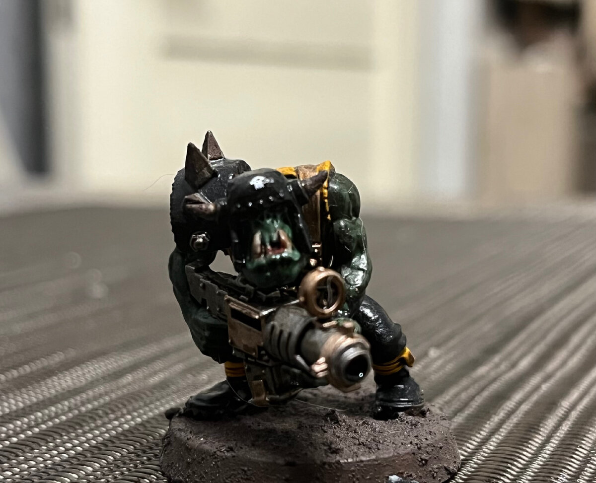 Целый город вот таких вот грязнючих бойзов и один пацан, пытающийся выжить... 