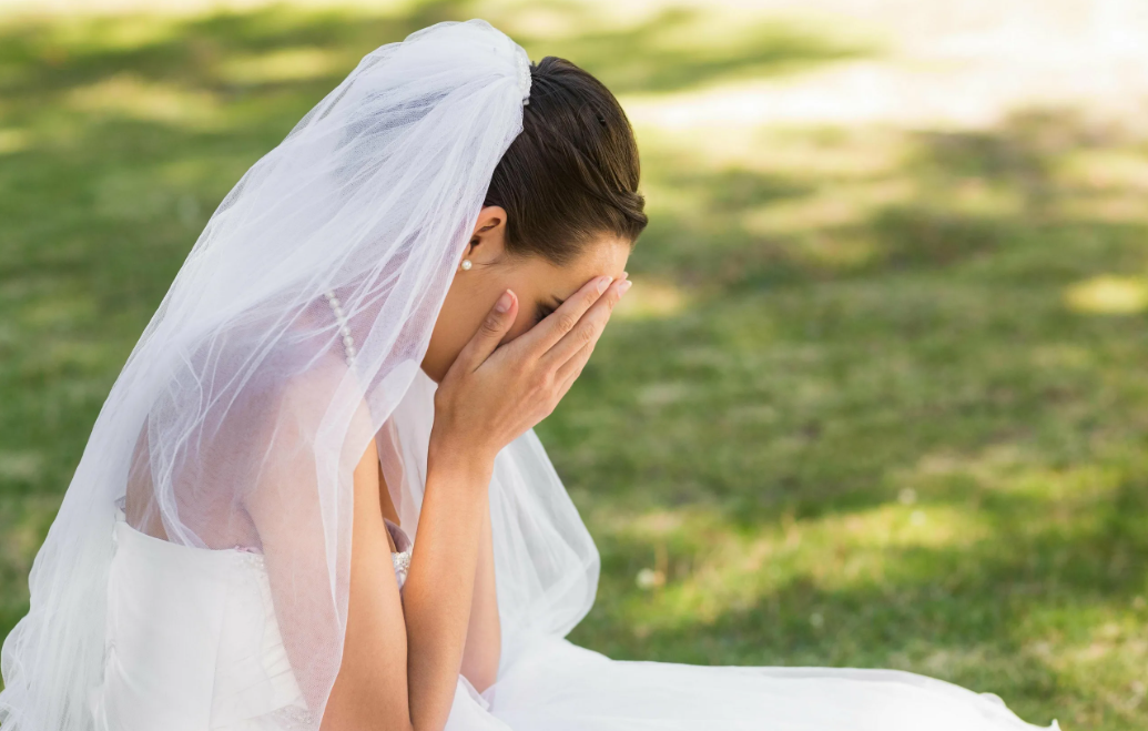 Неудачное замужество. Невеста плачет. Девушка в свадебном платье. Nivesta. Свадьба невеста.