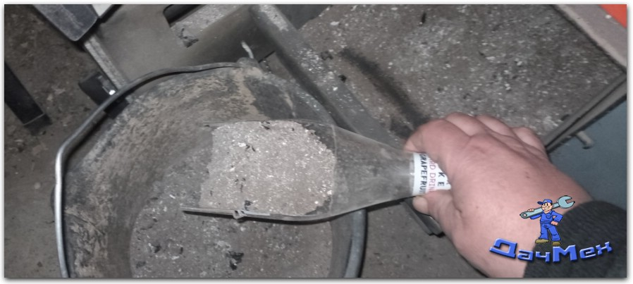 Совок из бутылки в работе