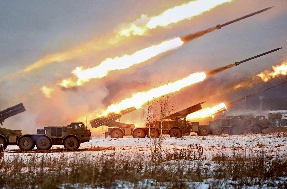 «Путин опередил Украину и НАТО и фактически спас сотни тысяч жизней  республик.
За сутки до начала войны на уничтожение русскоязычного населения в Донбассе были приняты судьбоносные решения.

Украинская армия (ВСУ), под руководством нац.батов готовилась начать военную операцию в Донбассе 25.02.22.
Владимир Путин буквально на сутки опередил планы Киева и Запада, что позволило завладеть стратегической инициативой.

Примерно за неделю до начала спецоперации России Эдуард Басурин докладывал о перехваченной у ВСУ карте наступления на Донбасс.
Там было четко разложено, когда будут наноситься удары дальнобойной артиллерией, когда РСЗО, когда авиацией, потом удары оперативной тактической группой (ОТГ), соответственно «Север», «Юг» и «Восток».

ОТГ «Восток» должна была действовать на рассечение Донецка и Луганска. 
Три дня у них отводилось на выход к границе, причем ОТГ «ЮГ» действовали бы вместе с карателями, которые по замыслу должны были выполняли роль заградотряда. 
На севере, где Луганск, ВСУ должны были действовать под прикрытием «Правого сектора», они должны были встретиться в районе Комсомольска к югу от Донецка и отсечь ЛДНР от границы с Россией. 
В течение двух дней  планировалось начать "полную зачистку". 
Причем Донецк, Луганск и еще несколько городов не планировали захватывать на этом этапе, а просто окружали и блокировали, то есть предусматривалась полная блокада населённых пунктов, перед "полной зачисткой".

Есть убеждение, что этот план был разработан совместно с НАТОвскими кураторами, т.к. американцы предварительно перебросили в Польшу около 5 тысяч своих солдат, плюс была еще и польская армия — по замыслу они должны были блокировать нашу калининградскую группировку, чтобы в случае чего она не смогла выдвинуться к атакованной территории юго - востока Украины.

Вторая группировка – это тысяча солдат бригады «Страйкер»      (бронетехника) в Румынии. Эта группировка блокировала Приднестровье, чтобы миротворцы, находящиеся там, через Юг  не смогли  продвинуться  к Одессе. 

Это всё был единый комплекс действий, которые должны были начаться в ночь с 24 на 25 февраля. 
Фактически, действия Вооружённых сил Украины опередили всего на один день. 
Почему у них такая истерика? Потому что всё было готово к захвату территории и тут вдруг внезапно на один день раньше начали активно действовать подразделения ЛНР и ДНР  при поддержке ВС РФ.

Были в первую очередь нанесены удары по аэродромам и взлетно-посадочным полосам, чтобы нельзя было посадить транспортные самолеты с оружием из США и других стран,  выведены из строя пункты управления, системы ПВО, радиолокационные станции, зенитно-ракетные дивизионы и т.д.»