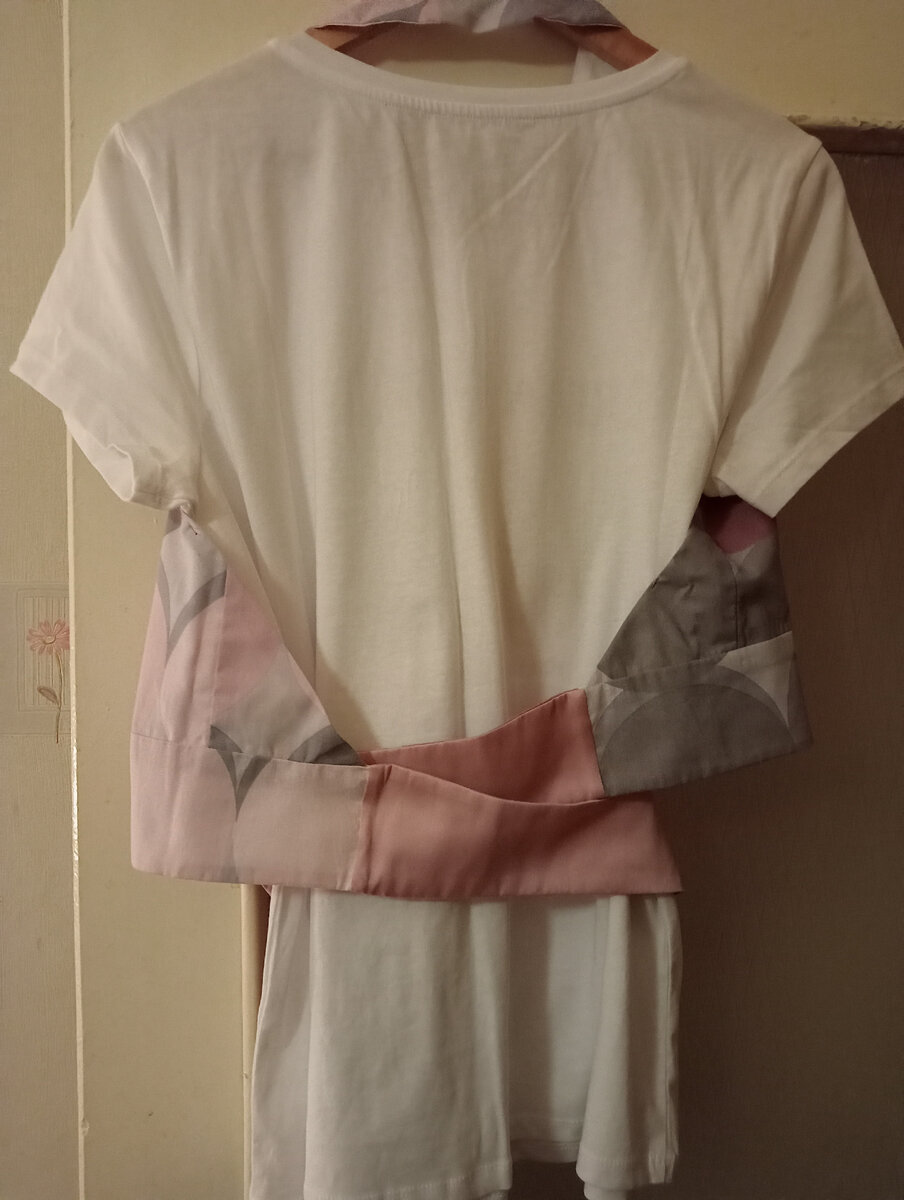 Пояс выполнен по той же выкройке, что и в варианте "блуза-безрукавка", но только притачан уже к основе топа-лифа. На фото вид сзади. 