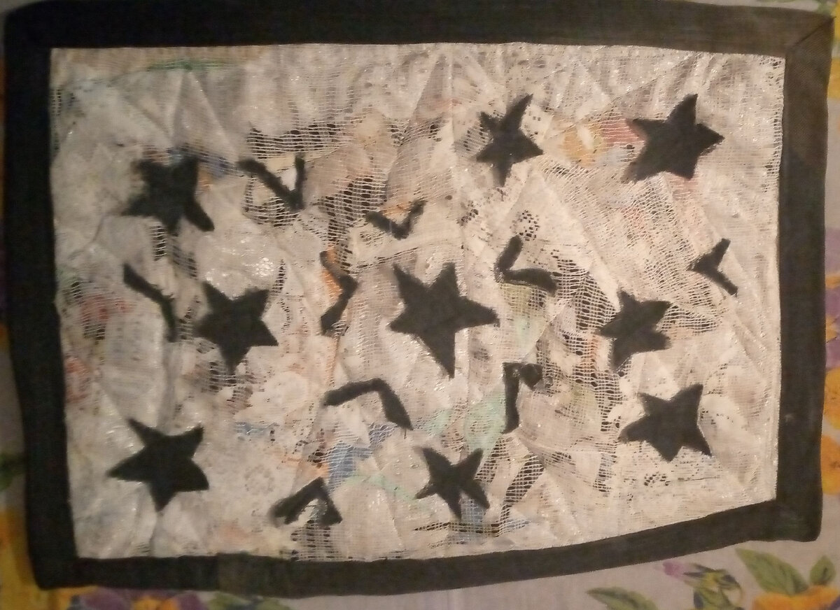 Пицца из джинсов, старого тюля, мелких обрезков и ниток...