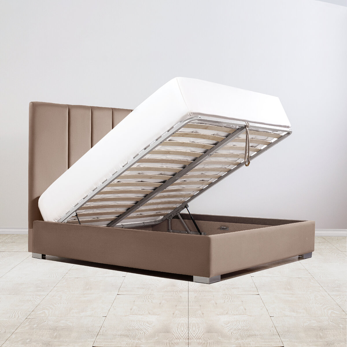 Модель «Дорина» снабжена дополнительной опцией по желанию покупателя: легким и бесшумным подъемным механизмом, открывающим удобный ящик для хранения.