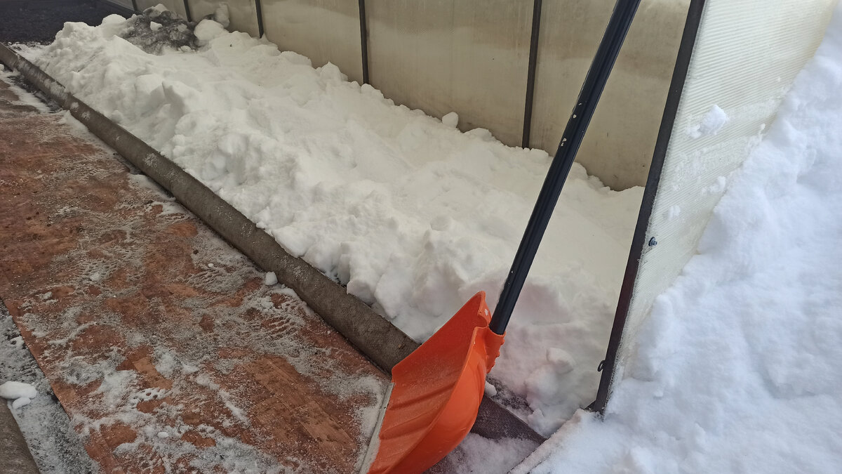 Снег в теплице.