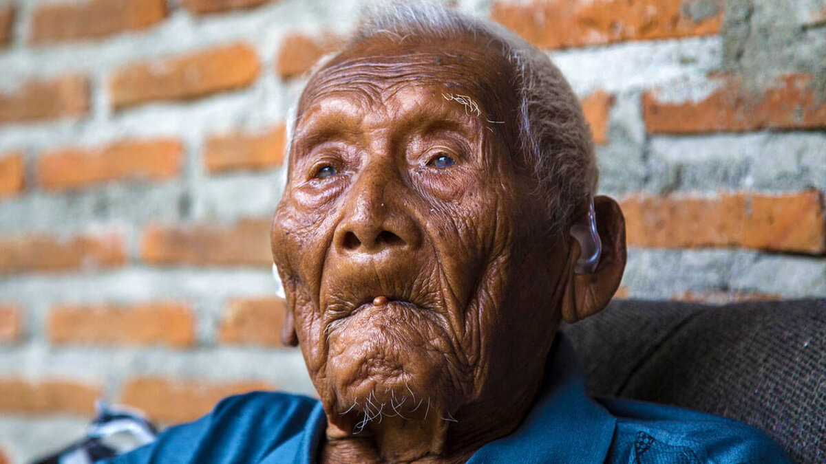В старшие были люди. Сапарман Содимеджо долгожитель. Самый старый человек в мире Мбах.