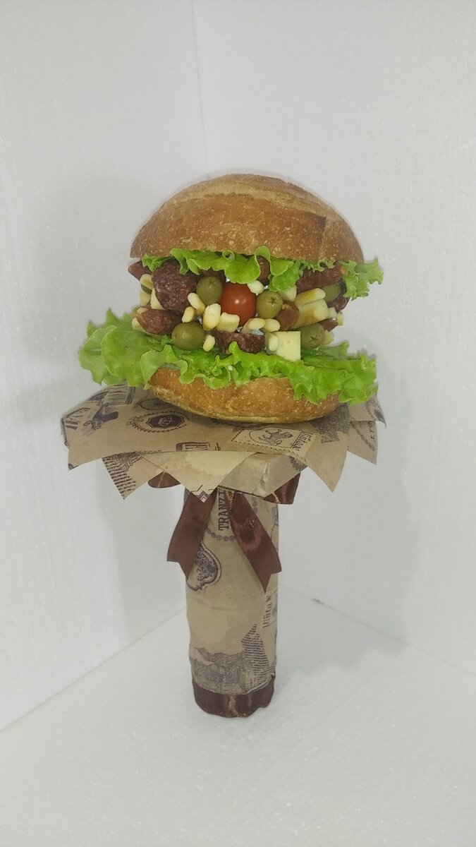 Вот такой букет бургер с пивом получил наш дед на 23 февраля.