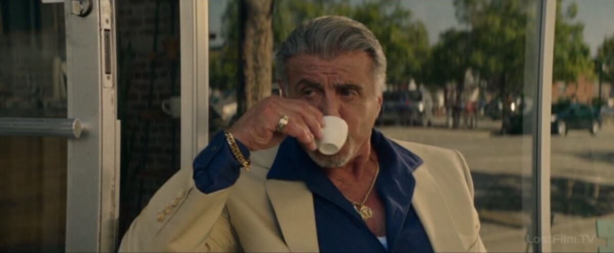 старина Слай отлично смотрится в роли матёрого бандюгана