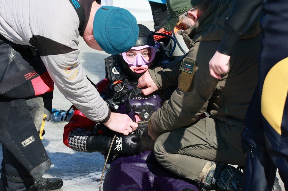     Под водой почти ничего не видно, поэтому дайверы ныряют с компасом. Вадим ПОПОВ