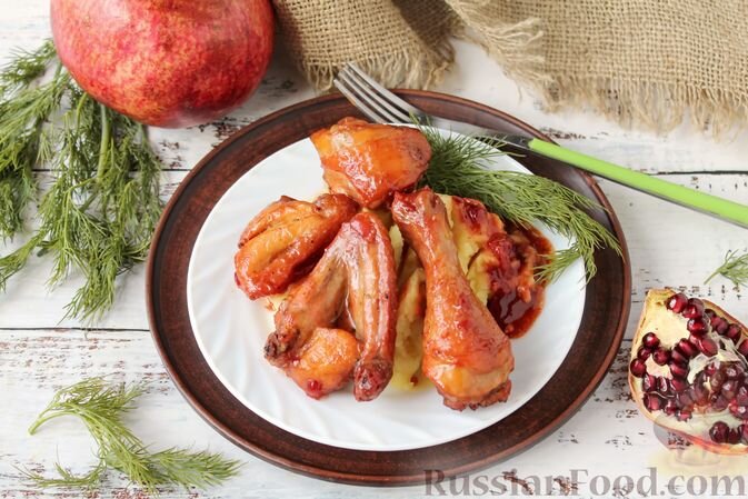 курица, сок гранатовый, лук репчатый, масло сливочное, тимьян, масло растительное, соль, перец чёрный молотый