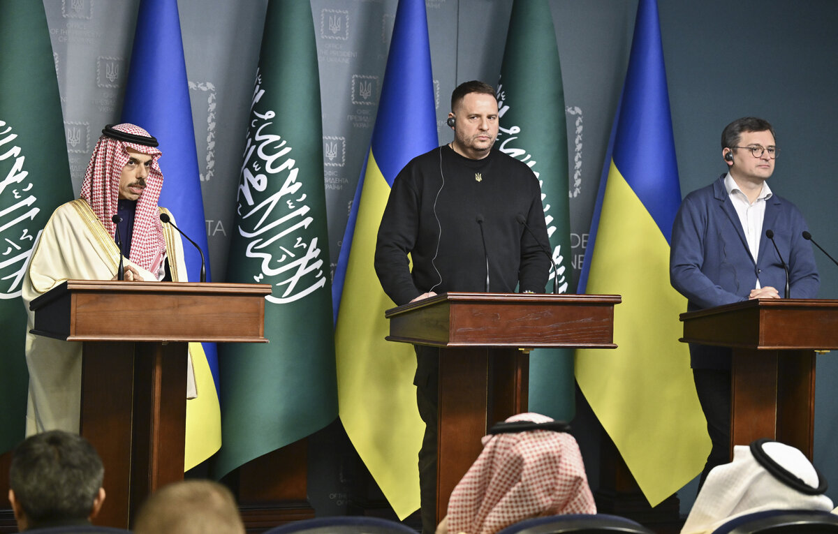    Министр иностранных дел Саудовской Аравии Фейсал бин Фархан Аль Сауд, глава Офиса президента Украины Андрей Ермак и министр иностранных дел Украины Дмитрий Кулеба  Genya Savilov/Pool Photo via AP