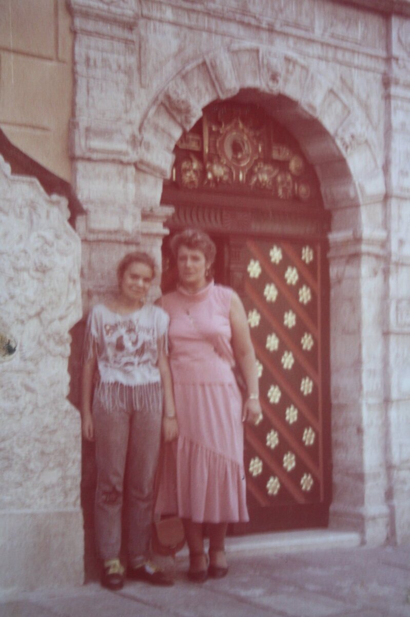  я в тех самых ботинках с  клепками и звездой, вышитой на джинсах в Таллинне. Из семейного архива