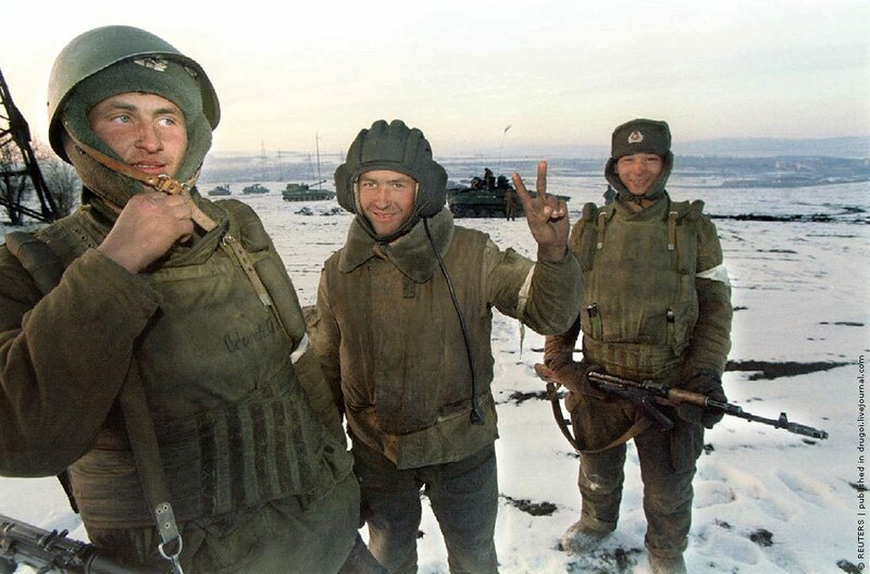 Российские солдаты ждут у чеченской границы в декабре 1994 года. Настроение хорошее. 