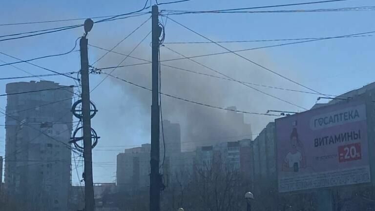     Огромные столбы дыма окутали дом в районе улицы Шилкинская во Владивостоке. Понять, где очаг возгорания сложно — целый дом окутан сизой пеленой.