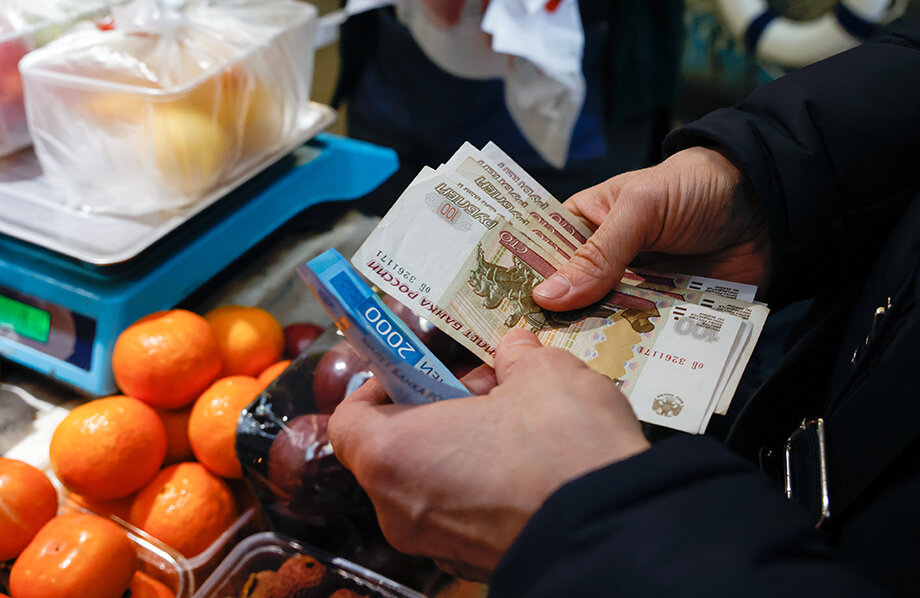 Среднедушевые доходы населения продолжают расти. Фото: Василий Федосенко/ТАСС