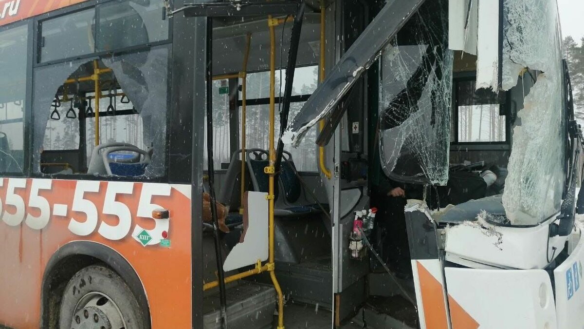     Рейсовый автобус столкнулся с манипулятором на трассе Тюмень-Омск. Об этом сообщили в управлении ГИБДД Тюменской области.