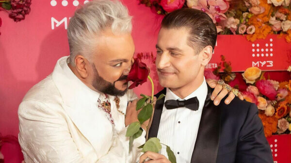 Киркоров и Манукян на Муз-ТВ. Фото themoscowtimes.com.