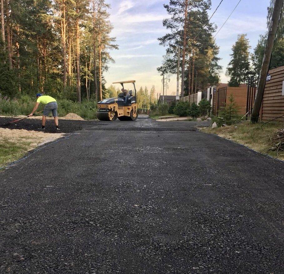 трамбовка асфальтовой крошки катком