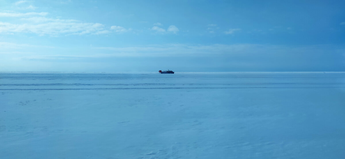 вон он, хивус летит по льду, аж снег из под копыт сзади летит!