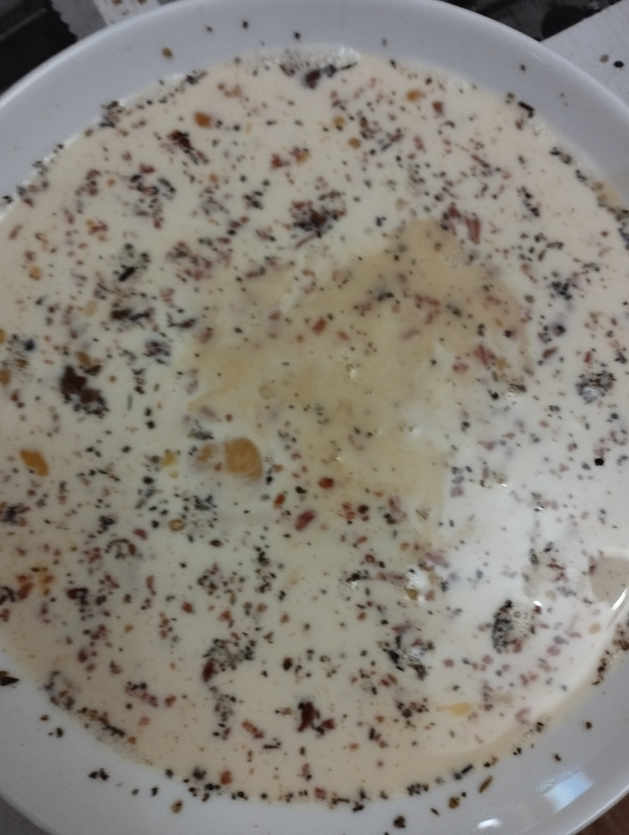 2. В миске взбиваем 6 яиц, добавляем 150 мл сливок и ещё раз сливаем. Солим, перчим по вкусу, добавляем 1 ч.л. специи вяленые томаты и оливки. Перемешиваем.