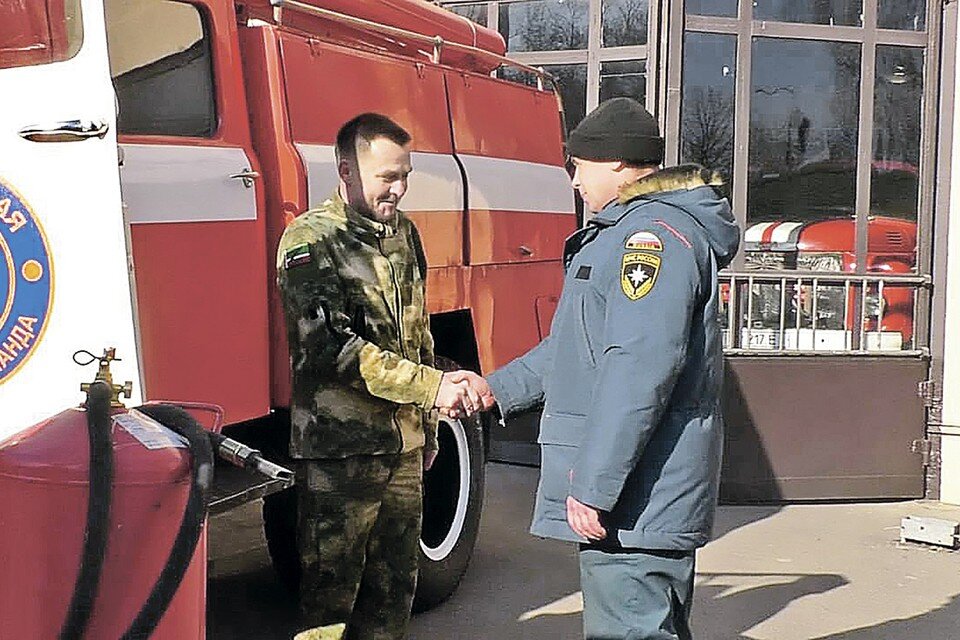     Спасателям одного из подразделений, которое находится в зоне наблюдения боевого соприкосновения, вручили пожарную автоцистерну на базе ЗИЛ-130 и бензиновые генераторы. Фото: Телеграм-канал Евгения Балицкого