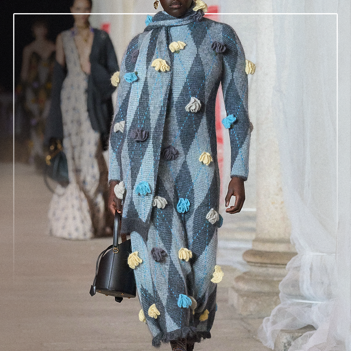 Жаккардовое платье с аппликацией из цветов от Этро