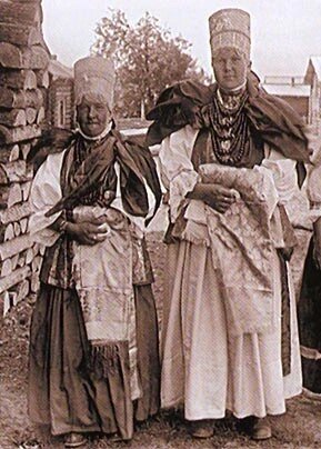 Девушки-"повязочницы" (девушки на выданье, на них традиционный головной убор- "повязка")