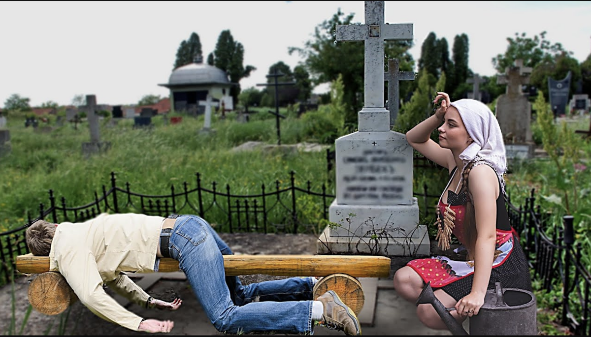 Могила живого во сне. Бабушка на кладбище. Старушка у могилы на кладбище.