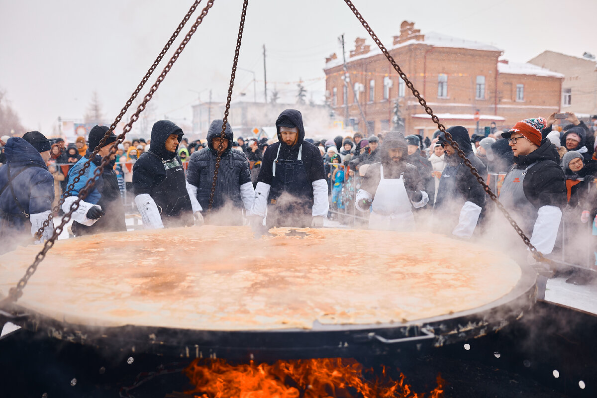 Масленица фотосессия. Масленица. Масленица фотосессия. Масленица в ялуторовске. Самый большой блин в ялуторовске.
