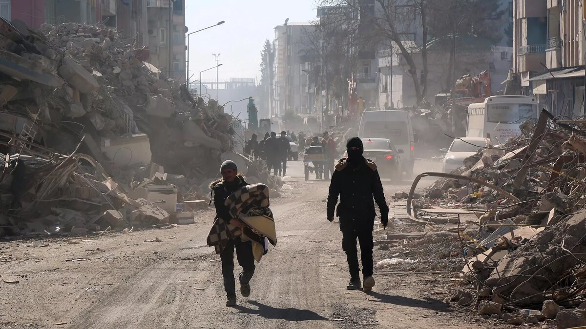 Подземные толчки зафиксировали в 16.59 по времени UTC (19.59 мск). Эпицентр располагался в 16 километрах к западу от города Кайсери с населением свыше миллиона человек. Очаг залегал на глубине 10 километров. Изначально центр сообщал, что магнитуда землетрясения составила 5,6. Информация о возможных пострадавших и разрушениях не поступала.
В турецкой провинции Кахраманмараш 6 февраля произошли два мощных землетрясения магнитудой 7,7 и 7,6. По словам президента Реджепа Тайипа Эрдогана, они стали самыми сильными с 1939 года. По последним данным, погибли 44 218 человек, тысячи домов разрушены.
Подземные толчки, за которыми последовали сотни афтершоков, ощущались в десяти провинциях Турции и соседних странах, из которых серьезно пострадала Сирия — там число погибших превысило 1,4 тысячи, почти 2,5 тысячи получили ранения и травмы.
Общая беда: спасательная операция в Турции и Сирии после землетрясения

Разрушительное землетрясение произошло на юго-востоке Турции в ночь на понедельник, затронуло несколько сирийских провинций и ощущалось в Ливане, Ираке, Израиле, Грузии, Абхазии.