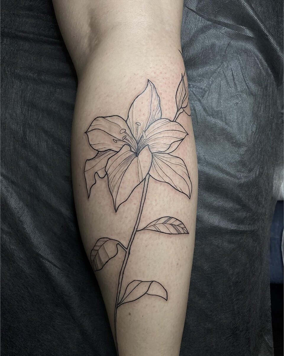 татуировка лилия на руке у девушки