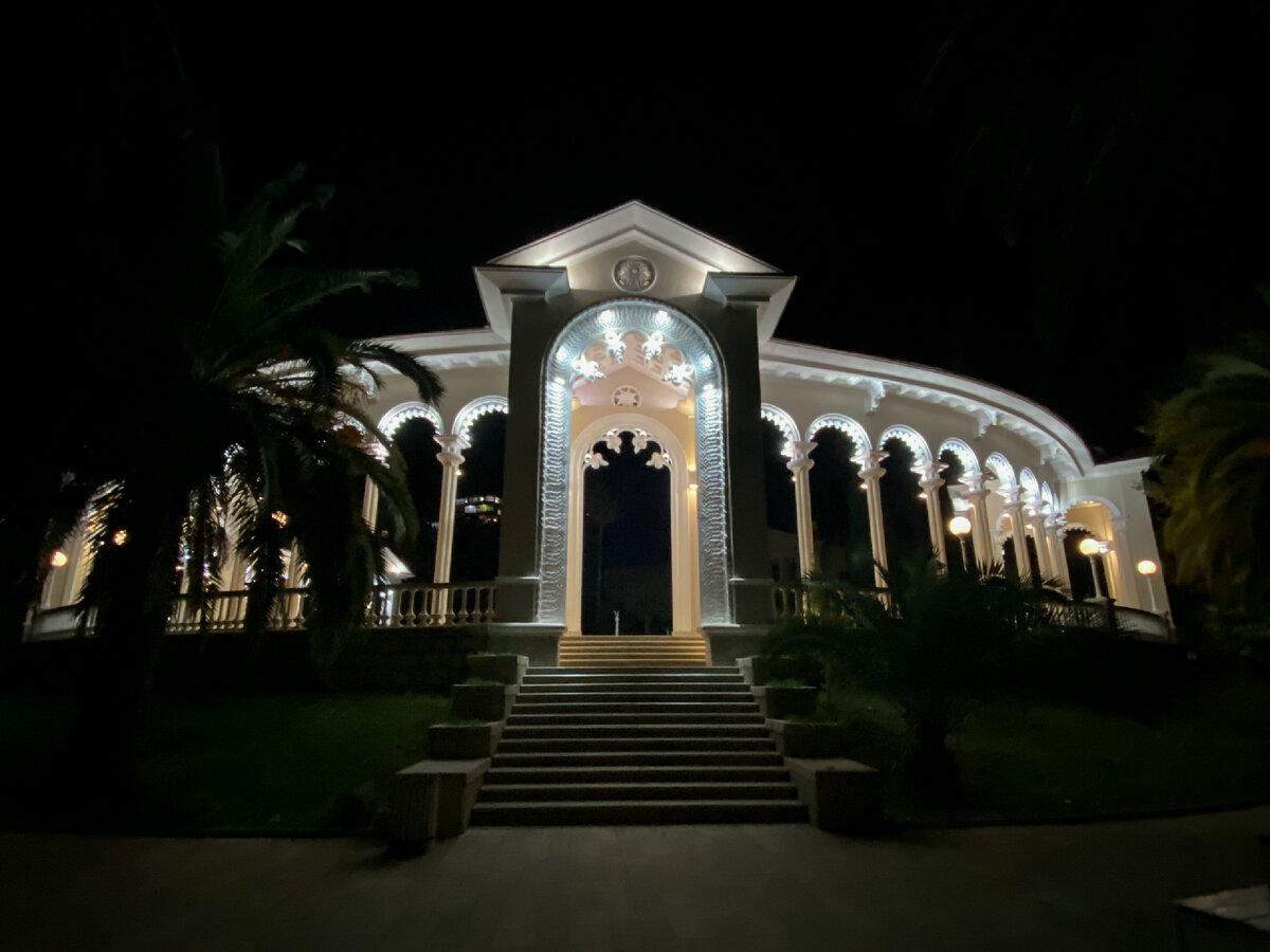 Колоннада в Гаграх.