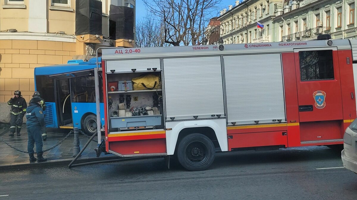     В центре Владивостока — на пересечении Океанского проспекта и улицы Адмирала Фокина — произошла крупная авария. Она вызвала огромные пробки на Светланской и прилегающих улицах.
