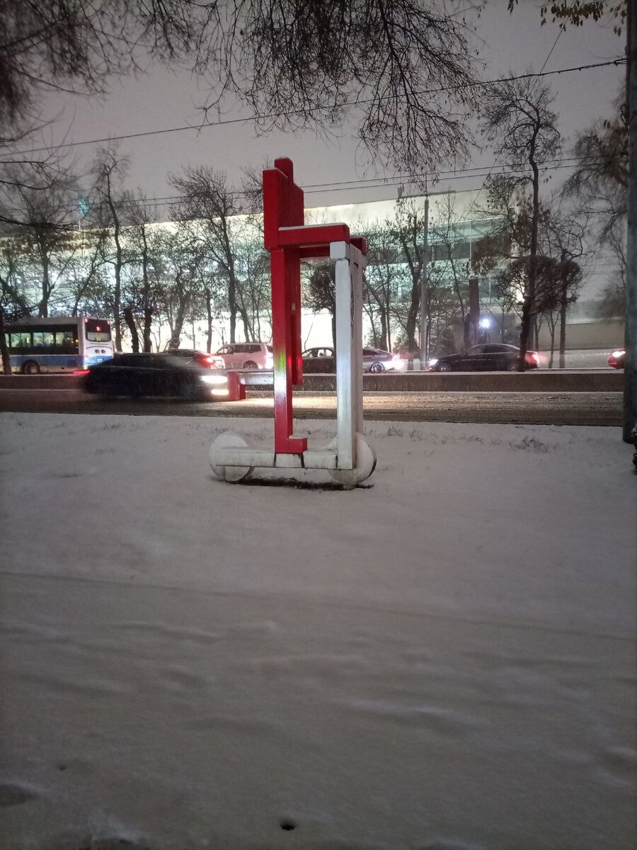 Красный человечек в Алматы