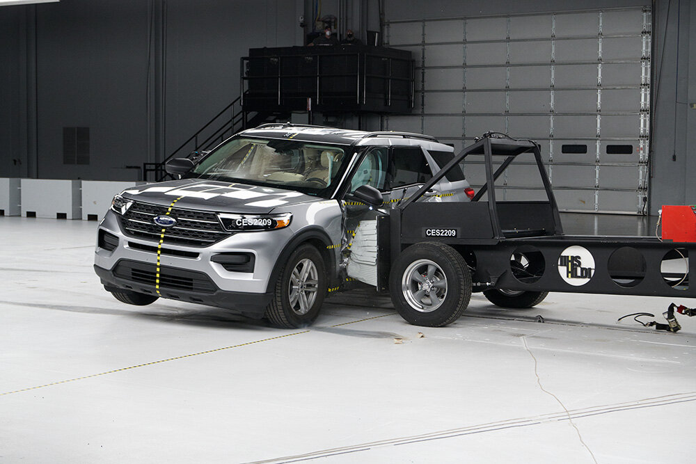 Боковой удар, как выяснилось, самый опасный. Его "не держат" даже очень престижные модели! Несмотря на 5-звездочные рейтинги EURO NCAP...