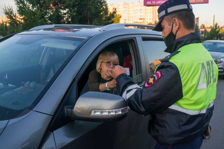    С 1 марта электронные права можно будет использовать полноценно вместо бумажных документов водителя Фото: «БИЗНЕС Online»