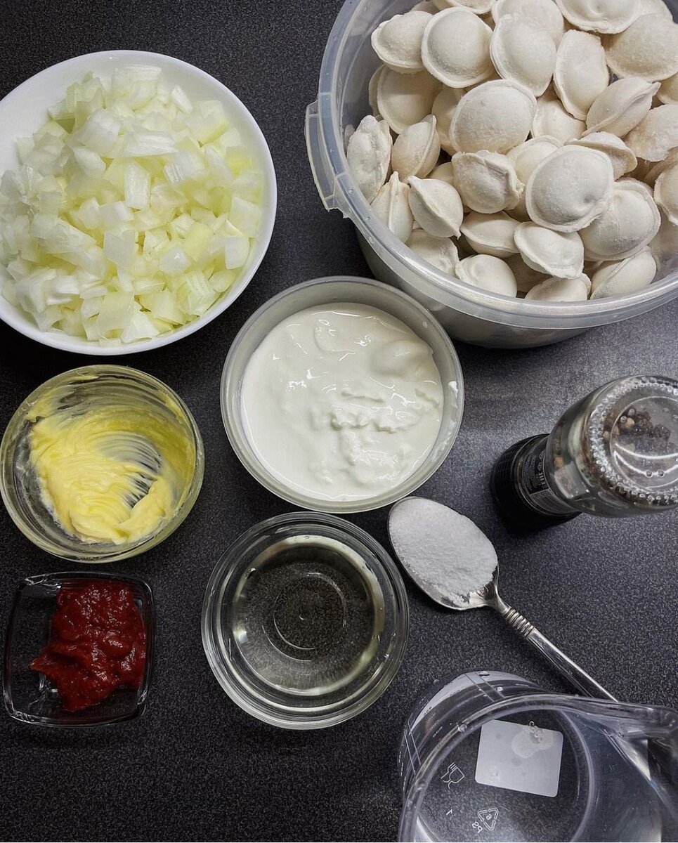 Ингредиенты: * замороженные пельмени * лук
* растительное масло
* сливочное масло
* вода
* сметана
* томатная паста
* соль, перец