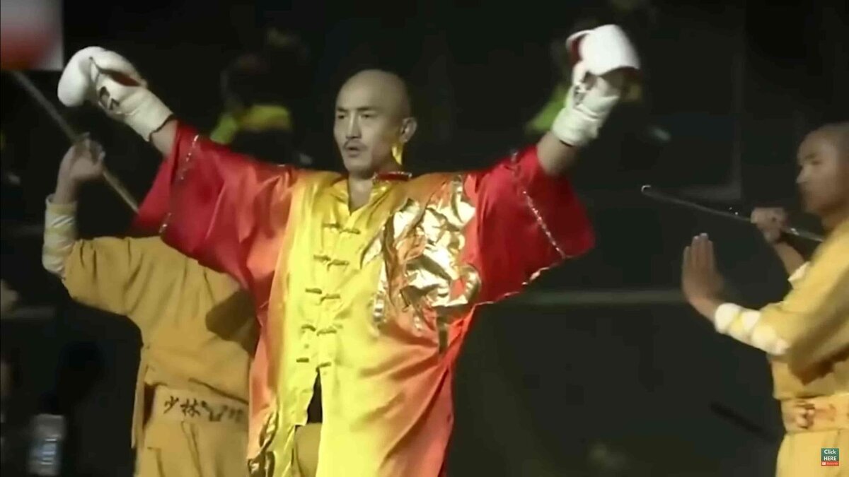Лю Синцзюнь, часто известный как Йи Лонг или Один дракон, - китайский боец кунг-фу родом из Дечжоу в провинции Шаньдун, Китай. Его часто называют шаолиньским монахом.-2