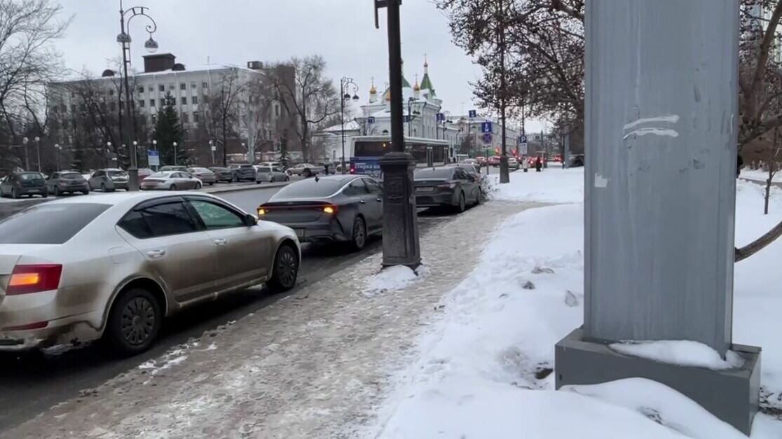     В центре областной столицы 1 марта на улице Республики автовладельцы оставляют свои машины на аварийке. По данным «Нашего города», они не хотят платить за парковку.