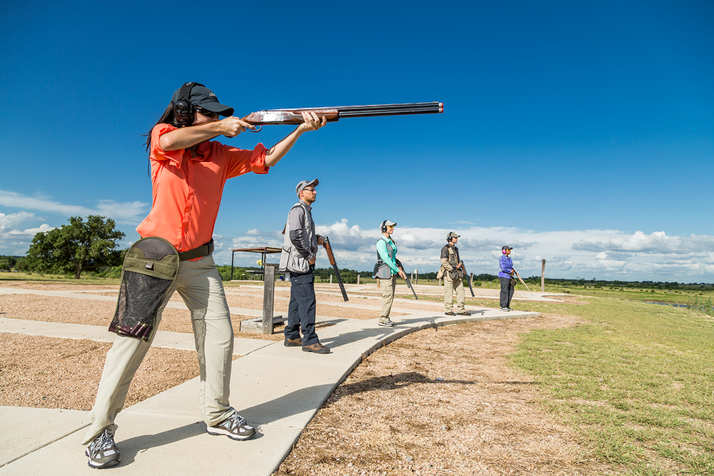 Shooting guide. Спортинг спортивная стрельба. Стрельбище для стендовой стрельбы. Стендовая стрельба по тарелкам. Спортивное ружье.