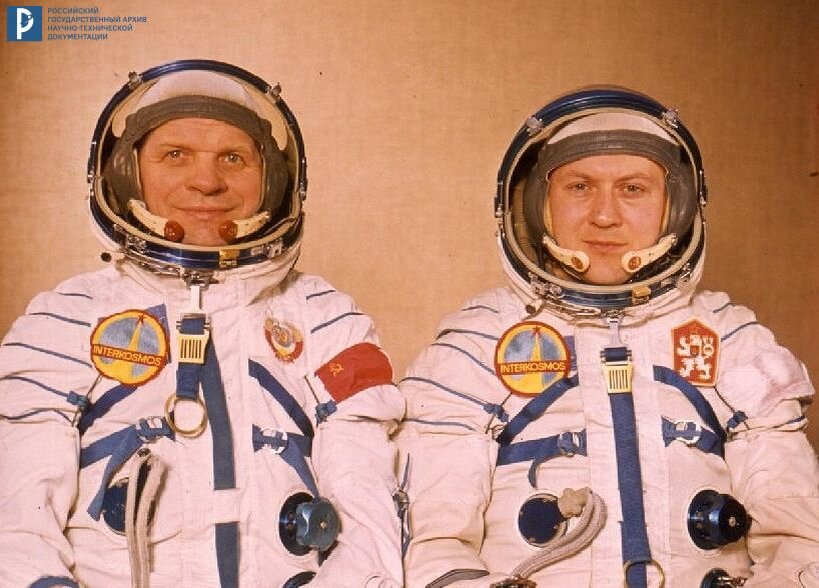 Основной советско-чехословацкий экипаж космического корабля «Союз-28» космонавты А.А. Губарев (слева) и В. Ремек во время предполетной подготовки. 1978 г. РГАНТД. Арх. № Д 1-577 цв.