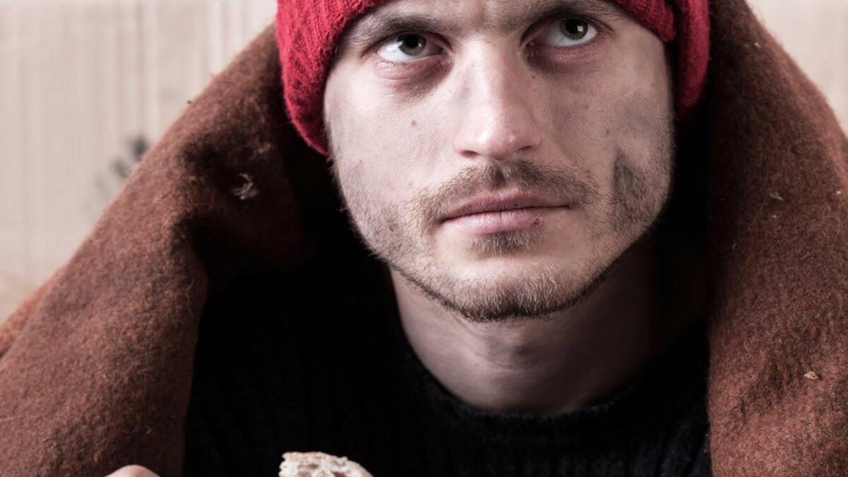 Несчастные бедные люди. Хавьер бардем бьютифул. Молодые попрошайки. Парень бомж. Бедный молодой человек.