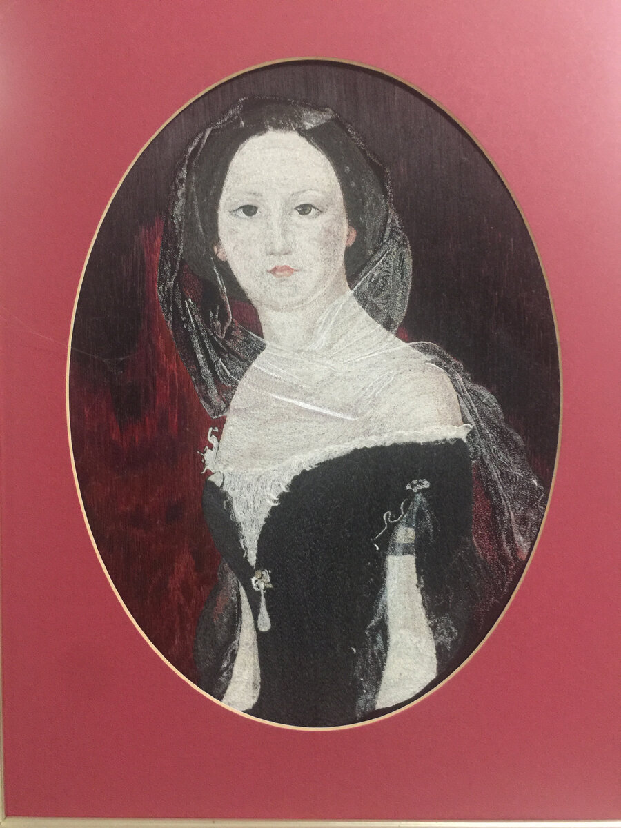 тот же портрет моей работы - авторская техника - портретная гладь вприкреп, гладь в раскол. Материал - натуральный некручёный шёлк