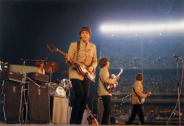 Если не брать во внимание такие фестивали, как Woodstock и Monterey, нет более известного выступления за всю историю рок-н-ролла, чем концерт Битлз нa Shea Stadium (точнее - в оранжево-голубой яме на-2
